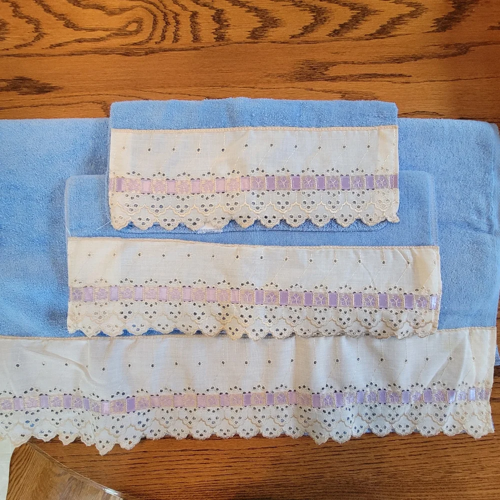 Cottagecore Bath Towel Set ~ Vtg 1980s? ~ Blue & Lacey Trim  GUC FINAL PRICE